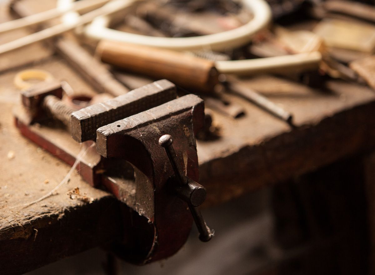 Un établi de bois couvert d'outils à main