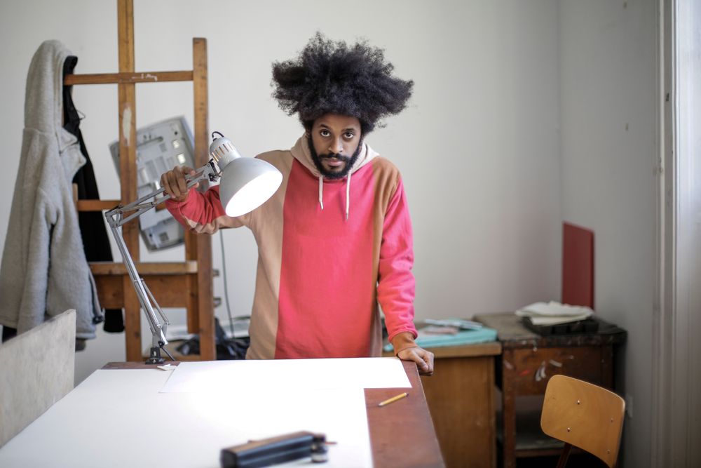 Un artiste seul devant son chevalet dans son atelier